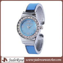 Модные изысканные часы-браслет для леди